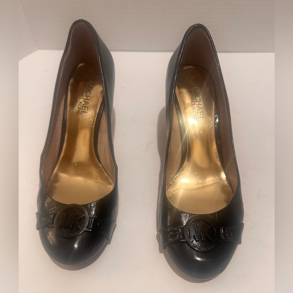 Michael Kors Slip On Pumps Heels MK Logo Round Toe Patent Leather Black Women 7 - Picture 1 of 7